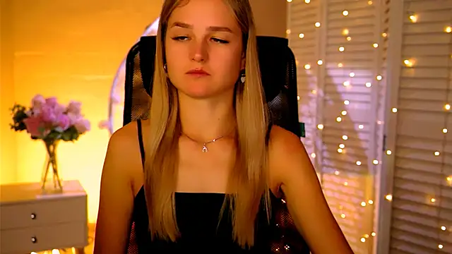 Snapshot of DeboraLarson chatting on 11-16-25, 03:23 DeboraLarson online show from 11-16-25, 03:23