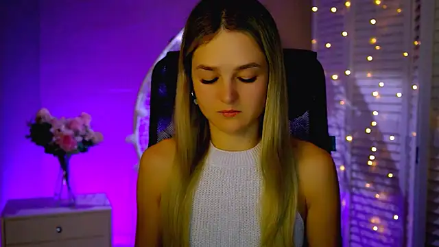 Snapshot of DeboraLarson chatting on 11-29-25, 03:31 DeboraLarson online show from 11-29-25, 03:31