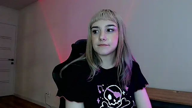 Snapshot of Princess_Shy___ chatting on 02-21-25, 06:48 Princess Shy    online show from 02-21-25, 06:48