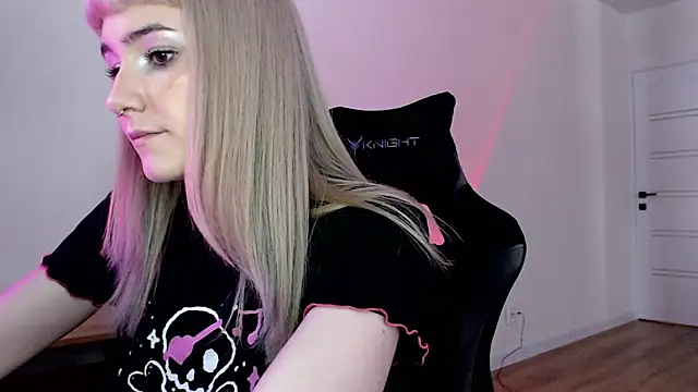 Snapshot of Princess_Shy___ chatting on 02-22-25, 01:13 Princess Shy    online show from 02-22-25, 01:13