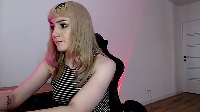 Snapshot of Princess_Shy___ chatting on 03-04-25, 02:21 Princess Shy    online show from 03-04-25, 02:21