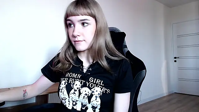 Snapshot of Princess_Shy___ chatting on 03-07-25, 02:01 Princess Shy    online show from 03-07-25, 02:01