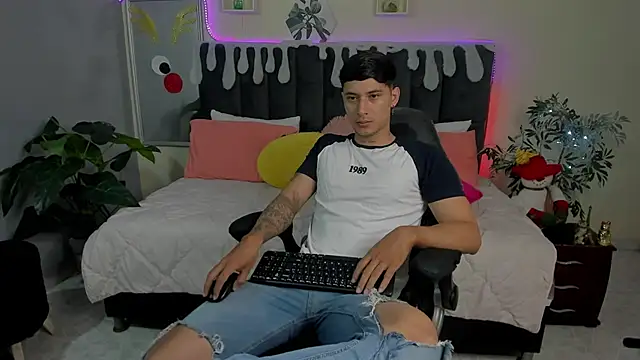 Snapshot of Damian23__ chatting on 12-30-24, 12:20 Damian23   online show from 12-30-24, 12:20