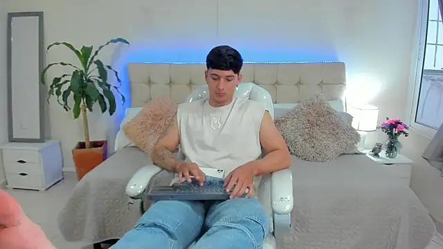 Snapshot of Damian23__ chatting on 01-10-25, 06:17 Damian23   online show from 01-10-25, 06:17