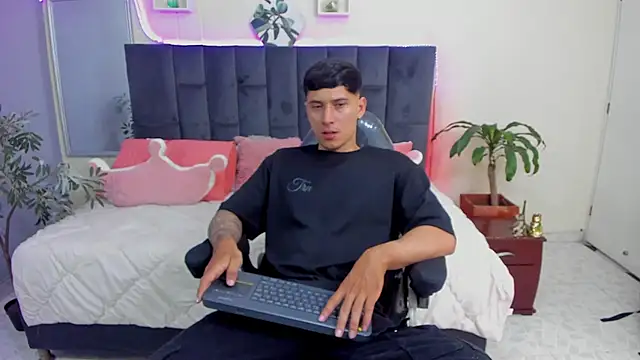 Snapshot of Damian23__ chatting on 01-12-25, 03:57 Damian23   online show from 01-12-25, 03:57