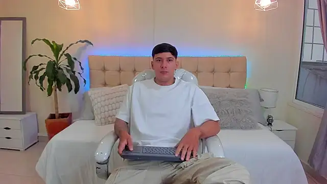Snapshot of Damian23__ chatting on 01-15-25, 12:25 Damian23   online show from 01-15-25, 12:25