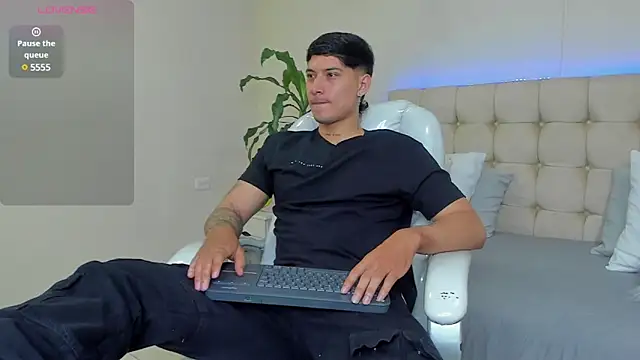 Snapshot of Damian23__ chatting on 02-04-25, 12:33 Damian23   online show from 02-04-25, 12:33