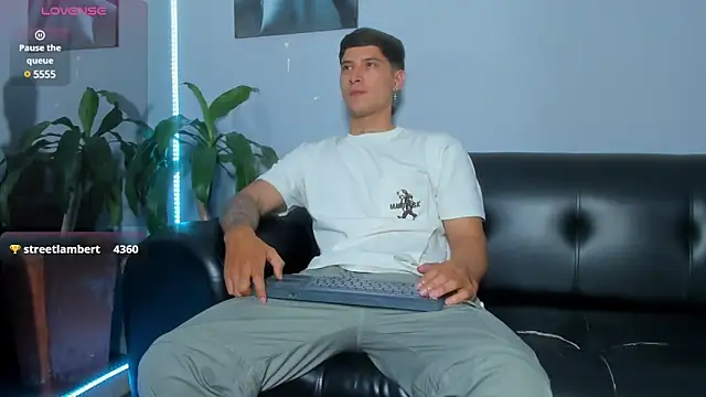 Snapshot of Damian23__ chatting on 02-08-25, 06:33 Damian23   online show from 02-08-25, 06:33