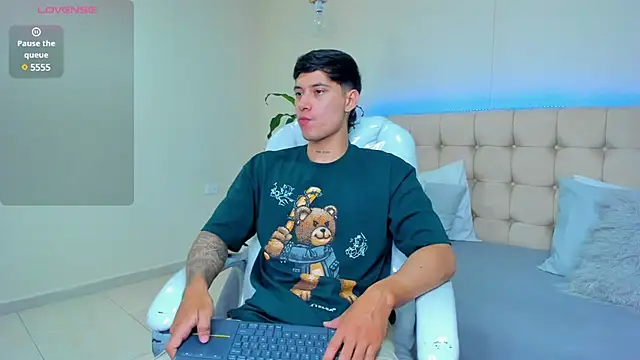 Snapshot of Damian23__ chatting on 02-12-25, 01:48 Damian23   online show from 02-12-25, 01:48