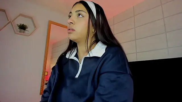 Snapshot of Christine_Laam chatting on 10-28-25, 11:58 Christine Laam online show from 10-28-25, 11:58