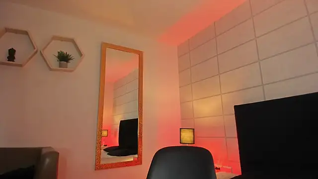 Snapshot of Christine_Laam chatting on 11-08-25, 12:49 Christine Laam online show from 11-08-25, 12:49