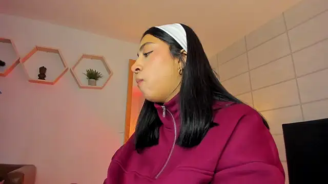 Snapshot of Christine_Laam chatting on 11-20-25, 12:05 Christine Laam online show from 11-20-25, 12:05