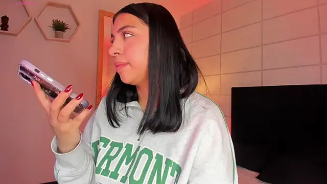 Snapshot of Christine_Laam chatting on 12-17-25, 12:00 Christine Laam online show from 12-17-25, 12:00