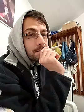 Snapshot of HungEddy chatting on 12-19-24, 11:03 HungEddy online show from 12-19-24, 11:03