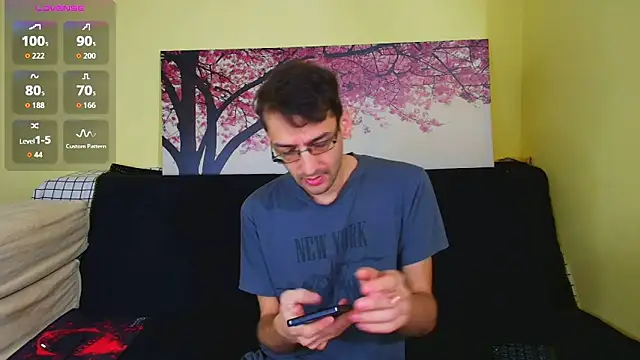 Snapshot of HungEddy chatting on 10-25-25, 03:03 HungEddy online show from 10-25-25, 03:03