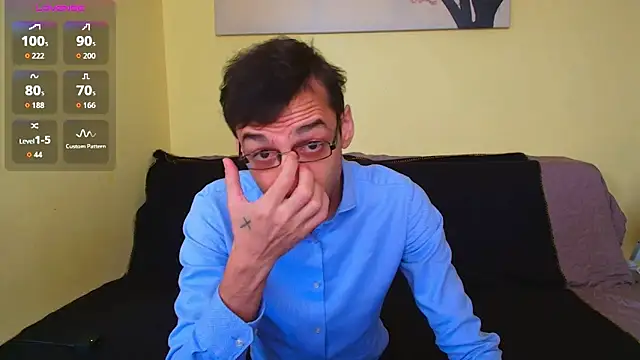 Snapshot of HungEddy chatting on 11-12-25, 09:21 HungEddy online show from 11-12-25, 09:21