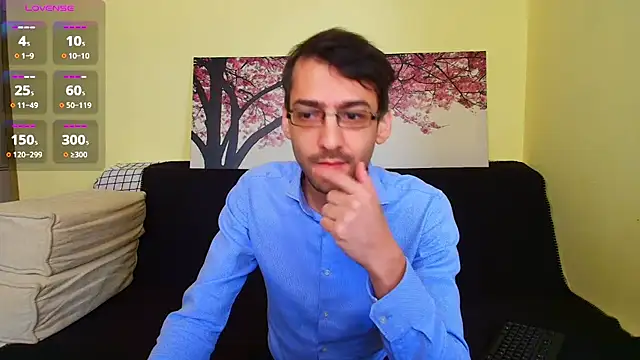 Snapshot of HungEddy chatting on 11-25-25, 09:09 HungEddy online show from 11-25-25, 09:09