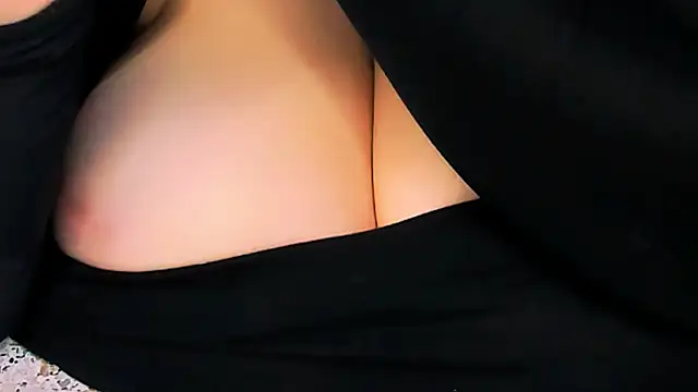 Snapshot of love_insidee chatting on 10-18-25, 07:42 love insidee online show from 10-18-25, 07:42