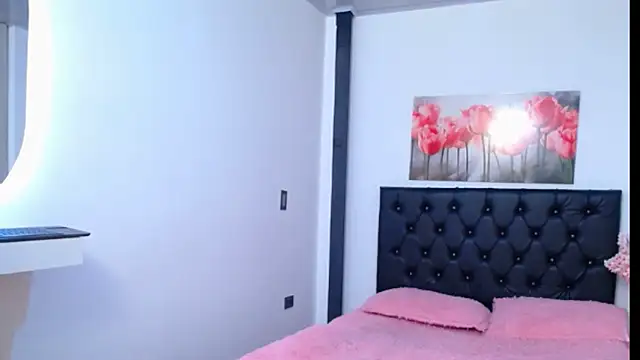 Snapshot of lily_f00x chatting on 12-05-25, 12:36 lily f00x online show from 12-05-25, 12:36