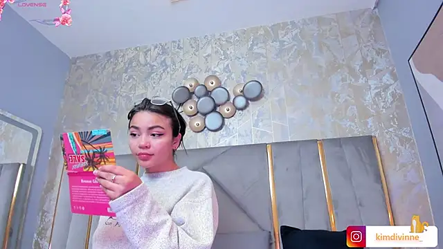 Snapshot of KimDevinne chatting on 02-19-25, 02:23 KimDevinne online show from 02-19-25, 02:23