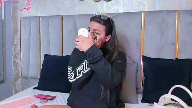 Snapshot of KimDevinne chatting on 02-28-25, 02:31 KimDevinne online show from 02-28-25, 02:31