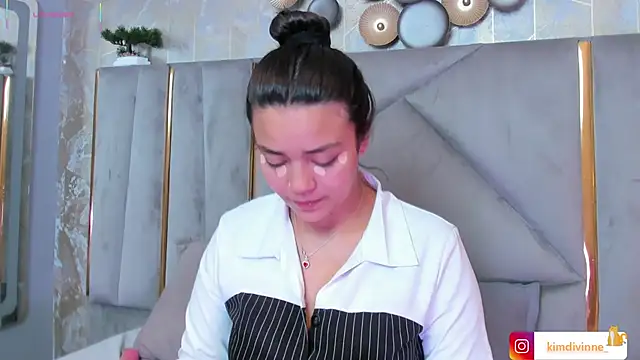 Snapshot of KimDevinne chatting on 09-20-25, 03:18 KimDevinne online show from 09-20-25, 03:18