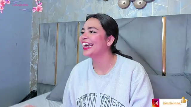 Snapshot of KimDevinne chatting on 10-17-25, 02:26 KimDevinne online show from 10-17-25, 02:26