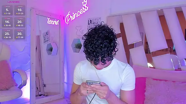 Snapshot of EthanCollens chatting on 01-08-25, 09:01 EthanCollens online show from 01-08-25, 09:01