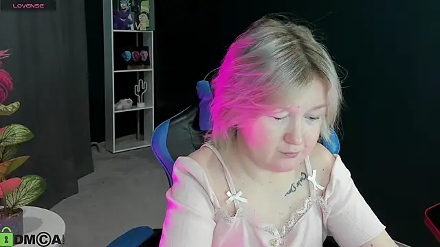 Snapshot of Sara_Robinson chatting on 06-12-26, 03:05 Sara Robinson online show from 06-12-26, 03:05