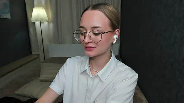 Snapshot of Tiffanyhunt chatting on 01-15-25, 06:29 Tiffanyhunt online show from 01-15-25, 06:29