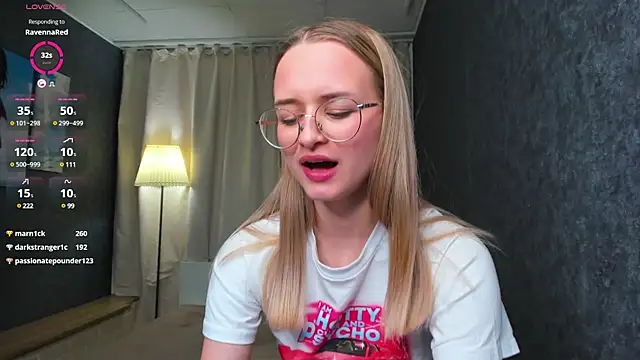 Snapshot of Tiffanyhunt chatting on 02-13-25, 05:44 Tiffanyhunt online show from 02-13-25, 05:44