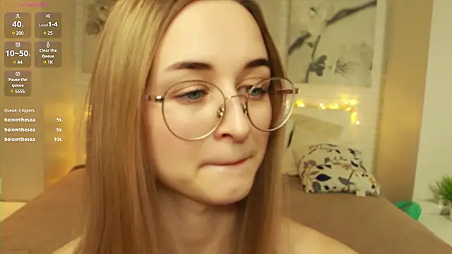 Snapshot of Tiffanyhunt chatting on 02-25-25, 10:37 Tiffanyhunt online show from 02-25-25, 10:37