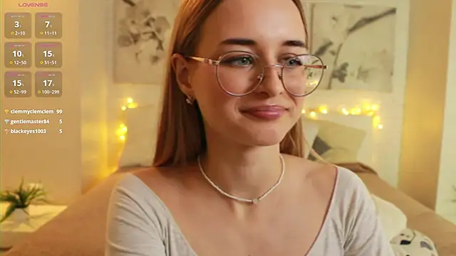 Snapshot of Tiffanyhunt chatting on 02-27-25, 01:49 Tiffanyhunt online show from 02-27-25, 01:49