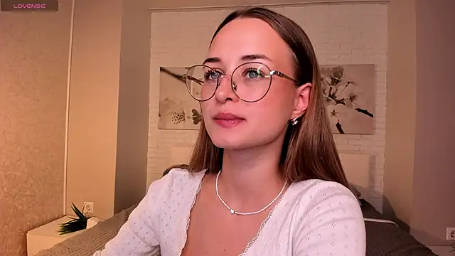 Snapshot of Tiffanyhunt chatting on 09-24-25, 01:36 Tiffanyhunt online show from 09-24-25, 01:36