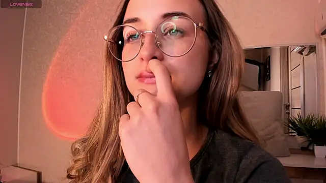 Snapshot of Tiffanyhunt chatting on 09-29-25, 01:38 Tiffanyhunt online show from 09-29-25, 01:38