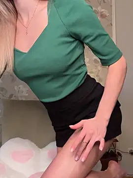 Snapshot of Tiffanyhunt chatting on 10-17-25, 01:25 Tiffanyhunt online show from 10-17-25, 01:25