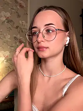 Snapshot of Tiffanyhunt chatting on 10-22-25, 02:28 Tiffanyhunt online show from 10-22-25, 02:28