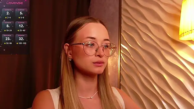 Snapshot of Tiffanyhunt chatting on 11-19-25, 01:22 Tiffanyhunt online show from 11-19-25, 01:22