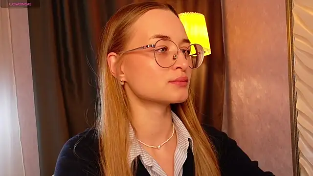 Snapshot of Tiffanyhunt chatting on 11-25-25, 01:22 Tiffanyhunt online show from 11-25-25, 01:22