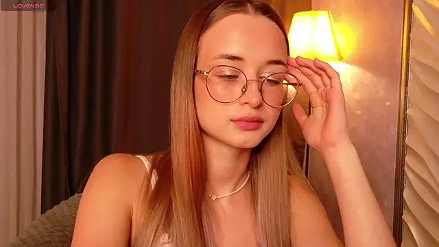 Snapshot of Tiffanyhunt chatting on 11-28-25, 02:20 Tiffanyhunt online show from 11-28-25, 02:20