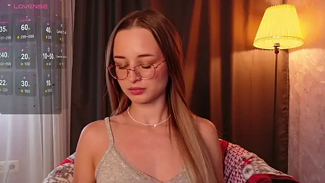 Snapshot of Tiffanyhunt chatting on 12-15-25, 03:05 Tiffanyhunt online show from 12-15-25, 03:05