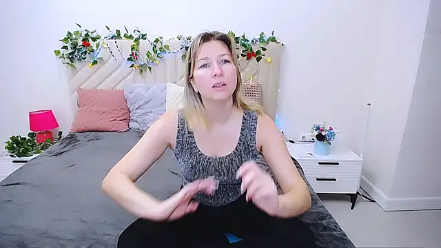 Snapshot of Incredible_Ariela chatting on 10-22-25, 06:02 Incredible Ariela online show from 10-22-25, 06:02