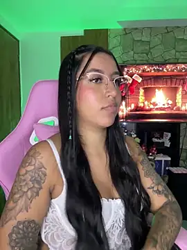 Snapshot of Tamara_Roberts1 chatting on 12-28-24, 05:23 Tamara Roberts1 online show from 12-28-24, 05:23