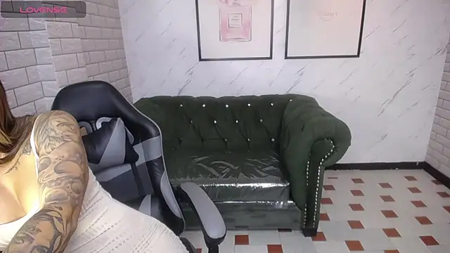 Snapshot of _Charlotte_v chatting on 12-10-24, 01:55 Charlotte v online show from 12-10-24, 01:55