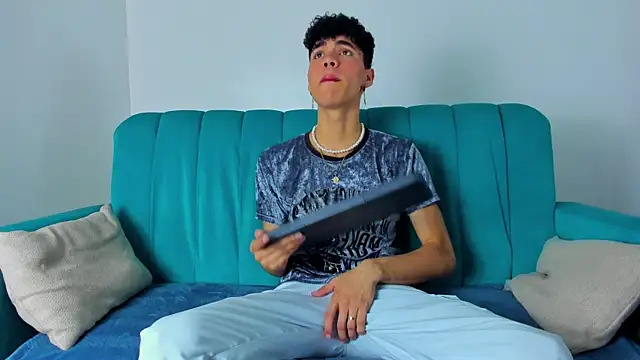 Snapshot of NeoRaptis chatting on 01-29-25, 08:04 NeoRaptis online show from 01-29-25, 08:04