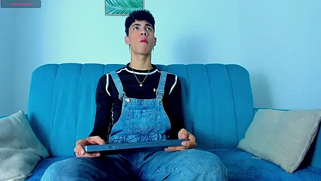 Snapshot of NeoRaptis chatting on 02-28-25, 08:18 NeoRaptis online show from 02-28-25, 08:18