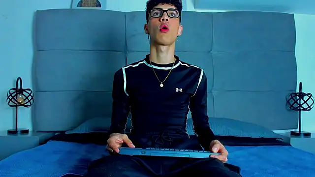 Snapshot of NeoRaptis chatting on 03-08-25, 08:03 NeoRaptis online show from 03-08-25, 08:03