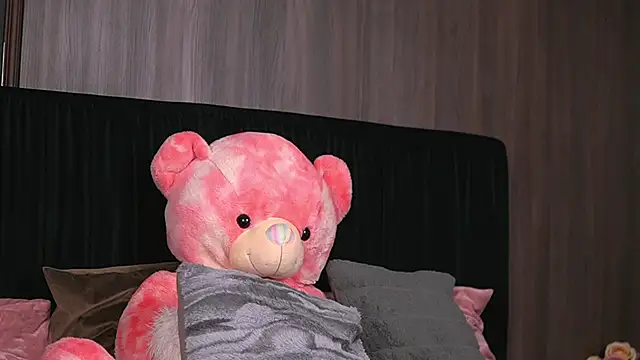 Snapshot of CataleyaKirk chatting on 12-17-24, 04:43 CataleyaKirk online show from 12-17-24, 04:43