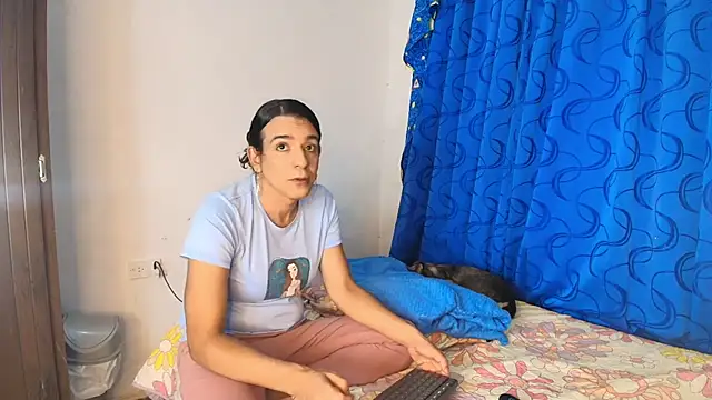 Snapshot of Oh_Tique chatting on 11-14-25, 07:45 Oh Tique online show from 11-14-25, 07:45