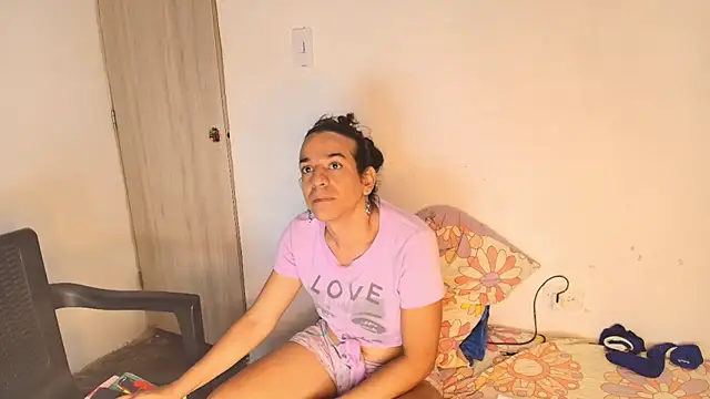 Snapshot of Oh_Tique chatting on 12-03-25, 02:37 Oh Tique online show from 12-03-25, 02:37